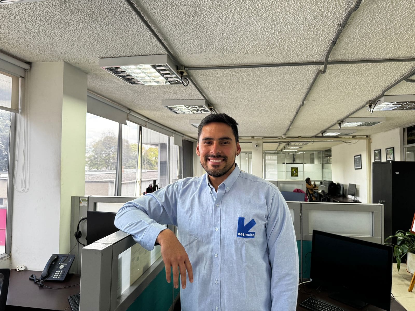 Atendente da Desmulta em nossa central de atendimento